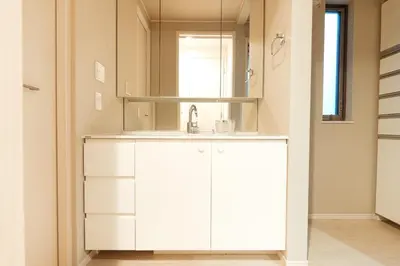a bathroom with a sink and a mirror at \u6c60\u888b\u946b\u306e\u5c4b in Tokyo