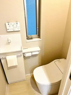 a small bathroom with a toilet and a window at \u6c60\u888b\u946b\u306e\u5c4b in Tokyo
