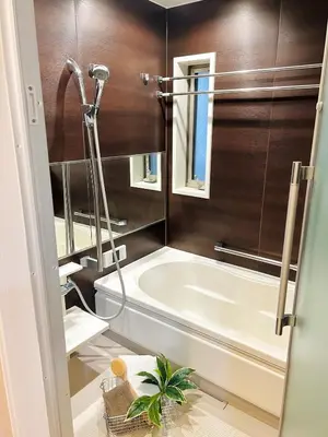 a bathroom with a bath tub and a sink at \u6c60\u888b\u946b\u306e\u5c4b in Tokyo