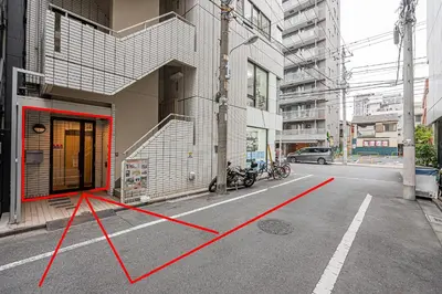 a red line on a street next to a building at \u30a6\u30a3\u30f3\u30b0\u30b2\u30b9\u30c8\u30cf\u30a6\u30b9\u79cb\u8449\u539f301 in Tokyo