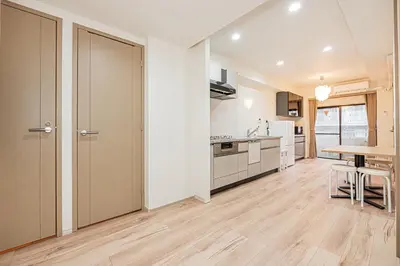 a kitchen with white walls and a table and chairs at \u30a6\u30a3\u30f3\u30b0\u30b2\u30b9\u30c8\u30cf\u30a6\u30b9\u79cb\u8449\u539f301 in Tokyo