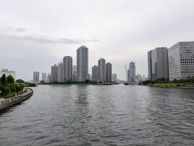 a river in front of a city with tall buildings at \u9580\u524d\u4ef2\u753a\u306e\u685c\u3092\u81e8\u3080\u6c11\u6cca LINKAGE STAY Monzen Nakacho in Tokyo