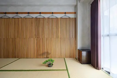 a room with a potted plant next to a shower at \u9580\u524d\u4ef2\u753a\u306e\u685c\u3092\u81e8\u3080\u6c11\u6cca LINKAGE STAY Monzen Nakacho in Tokyo