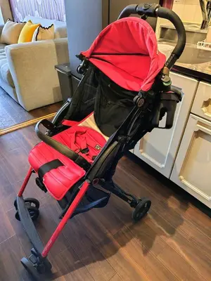 a red stroller sitting on the floor in a kitchen at \u9580\u524d\u4ef2\u753a\u306e\u685c\u3092\u81e8\u3080\u6c11\u6cca LINKAGE STAY Monzen Nakacho in Tokyo