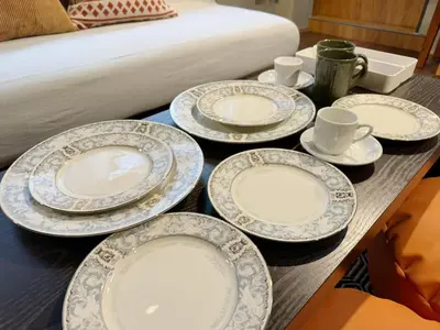 a table with plates and cups and a bed at \u7af9\u9db4\u65c5\u9928 in Tokyo