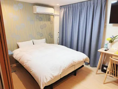 a small bedroom with a white bed and a desk at \u963f\u4e45\u6d25\u30cf\u30a4\u30c4102 in Tokyo