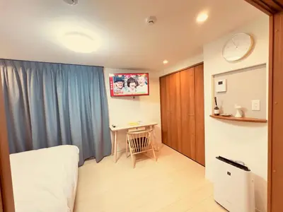 a bedroom with a bed and a desk in it at \u963f\u4e45\u6d25\u30cf\u30a4\u30c4102 in Tokyo