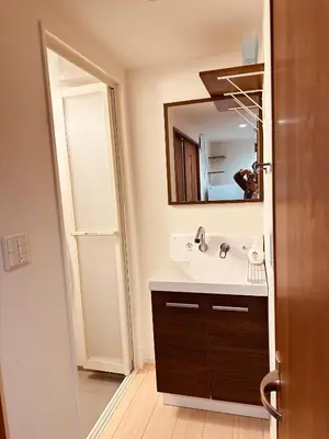 a bathroom with a sink and a mirror at \u963f\u4e45\u6d25\u30cf\u30a4\u30c4102 in Tokyo