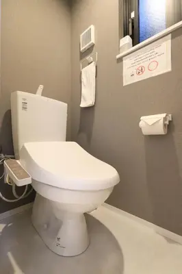 a bathroom with a white toilet in a room at \u30d5\u30a3\u30e6\u30d5\u30e9\u30c3\u30c4\u9326\u7cf8\u753a 101 \u30b9\u30ab\u30a4\u30c4\u30ea\u30fc\u307e\u3067\u5f92\u6b6910\u5206 in Tokyo