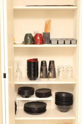 a pantry with plates and utensils at \u30d5\u30a3\u30e6\u30d5\u30e9\u30c3\u30c4\u9326\u7cf8\u753a 101 \u30b9\u30ab\u30a4\u30c4\u30ea\u30fc\u307e\u3067\u5f92\u6b6910\u5206 in Tokyo