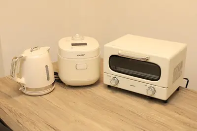 a microwave and a toaster on a counter at \u30d5\u30a3\u30e6\u30d5\u30e9\u30c3\u30c4\u9326\u7cf8\u753a 101 \u30b9\u30ab\u30a4\u30c4\u30ea\u30fc\u307e\u3067\u5f92\u6b6910\u5206 in Tokyo