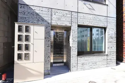 a facade of a building with a door at \u30d5\u30a3\u30e6\u30d5\u30e9\u30c3\u30c4\u9326\u7cf8\u753a 101 \u30b9\u30ab\u30a4\u30c4\u30ea\u30fc\u307e\u3067\u5f92\u6b6910\u5206 in Tokyo