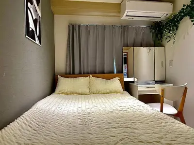 a bedroom with a bed and a desk and a refrigerator at 32A Ikebukuro, 2 bedrooms and 1 living room, 7 mins to ST Max 4P \u6c60\u888b \u5168\u65b0\u88c5\u4fee \u4e24\u5ba4\u4e00\u5385 \u4ea4\u901a\u4e2d\u5fc3 \u8f66\u7ad97\u5206\u949f \u6700\u59274\u4eba \u76f4\u8fbe\u65b0\u5bbf \u6d89\u8c37 \u8868\u53c2\u9053 \u54c1\u5ddd \u6c60\u888b \u4e0a\u91ce \u4ee3\u4ee3\u6728 \u94f6\u5ea7 \u539f\u5bbf in Tokyo