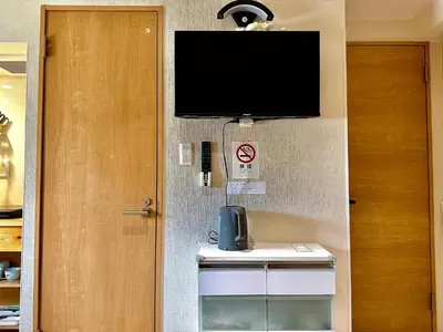 a flat screen tv on the wall of a room at 32A Ikebukuro, 2 bedrooms and 1 living room, 7 mins to ST Max 4P \u6c60\u888b \u5168\u65b0\u88c5\u4fee \u4e24\u5ba4\u4e00\u5385 \u4ea4\u901a\u4e2d\u5fc3 \u8f66\u7ad97\u5206\u949f \u6700\u59274\u4eba \u76f4\u8fbe\u65b0\u5bbf \u6d89\u8c37 \u8868\u53c2\u9053 \u54c1\u5ddd \u6c60\u888b \u4e0a\u91ce \u4ee3\u4ee3\u6728 \u94f6\u5ea7 \u539f\u5bbf in Tokyo