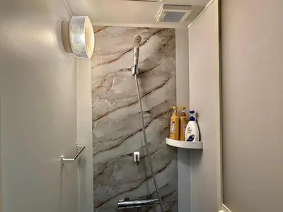 a shower in a bathroom with a marble wall at 32A Ikebukuro, 2 bedrooms and 1 living room, 7 mins to ST Max 4P \u6c60\u888b \u5168\u65b0\u88c5\u4fee \u4e24\u5ba4\u4e00\u5385 \u4ea4\u901a\u4e2d\u5fc3 \u8f66\u7ad97\u5206\u949f \u6700\u59274\u4eba \u76f4\u8fbe\u65b0\u5bbf \u6d89\u8c37 \u8868\u53c2\u9053 \u54c1\u5ddd \u6c60\u888b \u4e0a\u91ce \u4ee3\u4ee3\u6728 \u94f6\u5ea7 \u539f\u5bbf in Tokyo