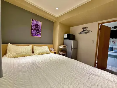 a bedroom with a white bed and a refrigerator at 32A Ikebukuro, 2 bedrooms and 1 living room, 7 mins to ST Max 4P \u6c60\u888b \u5168\u65b0\u88c5\u4fee \u4e24\u5ba4\u4e00\u5385 \u4ea4\u901a\u4e2d\u5fc3 \u8f66\u7ad97\u5206\u949f \u6700\u59274\u4eba \u76f4\u8fbe\u65b0\u5bbf \u6d89\u8c37 \u8868\u53c2\u9053 \u54c1\u5ddd \u6c60\u888b \u4e0a\u91ce \u4ee3\u4ee3\u6728 \u94f6\u5ea7 \u539f\u5bbf in Tokyo