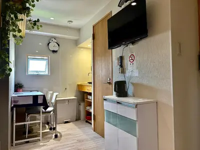 a small room with a table and a desk with a computer at 32A Ikebukuro, 2 bedrooms and 1 living room, 7 mins to ST Max 4P \u6c60\u888b \u5168\u65b0\u88c5\u4fee \u4e24\u5ba4\u4e00\u5385 \u4ea4\u901a\u4e2d\u5fc3 \u8f66\u7ad97\u5206\u949f \u6700\u59274\u4eba \u76f4\u8fbe\u65b0\u5bbf \u6d89\u8c37 \u8868\u53c2\u9053 \u54c1\u5ddd \u6c60\u888b \u4e0a\u91ce \u4ee3\u4ee3\u6728 \u94f6\u5ea7 \u539f\u5bbf in Tokyo
