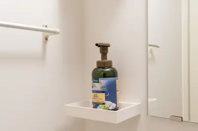 a bottle of soap in a holder in a bathroom at \u79cb\u8449\u539f\u307e\u30677\u5206 \u6d45\u8349\u6a4b\u307e\u30674\u5206 \u79cb\u8449\u539f7\u5206 \u6d45\u8349\u6a4b4\u5206 \u30ad\u30c3\u30c1\u30f3 \u9326\u7cf8\u753a\u99c5\u8fd1 \u6d17\u9762\u53f0\u30b7\u30e3\u30ef\u30fc\u5ba4\u304c\u5225 \u30bb\u30df\u30c0\u30d6\u30eb\u30d9\u30c3\u30c9\u4e8c\u3064 301\u90e8\u5c4b in Tokyo