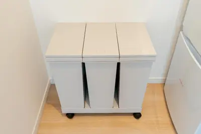 a white cabinet with wheels in a room at \u79cb\u8449\u539f\u307e\u30677\u5206 \u6d45\u8349\u6a4b\u307e\u30674\u5206 \u79cb\u8449\u539f7\u5206 \u6d45\u8349\u6a4b4\u5206 \u30ad\u30c3\u30c1\u30f3 \u9326\u7cf8\u753a\u99c5\u8fd1 \u6d17\u9762\u53f0\u30b7\u30e3\u30ef\u30fc\u5ba4\u304c\u5225 \u30bb\u30df\u30c0\u30d6\u30eb\u30d9\u30c3\u30c9\u4e8c\u3064 301\u90e8\u5c4b in Tokyo
