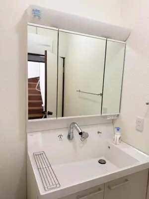 a bathroom with a sink and a mirror at aiki house in Tokyo