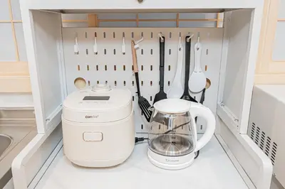a kitchen organizer with a blender and utensils at Askusa\u4f4f\u5409\u9928 \u6d45\u8349\u8fd1\u304f\u7573\u306e\u548c\u5ba4\u5bb6\u65cf\u3084\u30b0\u30eb\u30fc\u30d7\u306b\u3074\u3063\u305f\u308a\u306e\u90e8\u5c4b\u4e0a\u91ce\u79cb\u8449\u539f\u9280\u5ea7\u516d\u672c\u6728\u99c5\u76f4\u901a in Tokyo