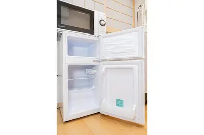 an open refrigerator with a microwave on top of it at Askusa\u4f4f\u5409\u9928 \u6d45\u8349\u8fd1\u304f\u7573\u306e\u548c\u5ba4\u5bb6\u65cf\u3084\u30b0\u30eb\u30fc\u30d7\u306b\u3074\u3063\u305f\u308a\u306e\u90e8\u5c4b\u4e0a\u91ce\u79cb\u8449\u539f\u9280\u5ea7\u516d\u672c\u6728\u99c5\u76f4\u901a in Tokyo