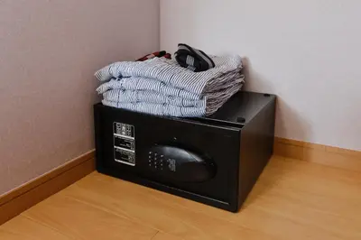 a black microwave with white towels on top of it at Tokoryokan - Takasago - Vacation STAY 20335v in Tokyo