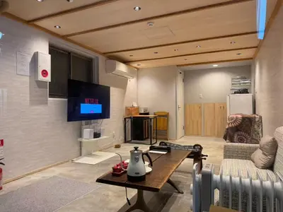 a living room with a couch and a tv at \u4e1c\u4eac#2\u6574\u5957\u623f\u6e90\u8fd1\u6c60\u888b\u65b0\u5bbf\u72ec\u7acb\u6d17\u624b\u95f4\u53a8\u623f\u53cc\u5e8a\u53ef\u4f4f2\u52303\u4eba in Tokyo