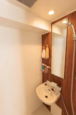 a bathroom with a sink and a mirror at \u4e1c\u4eac#2\u6574\u5957\u623f\u6e90\u8fd1\u6c60\u888b\u65b0\u5bbf\u72ec\u7acb\u6d17\u624b\u95f4\u53a8\u623f\u53cc\u5e8a\u53ef\u4f4f2\u52303\u4eba in Tokyo