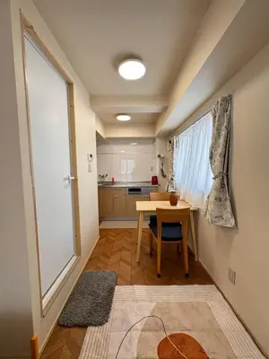a small room with a table and a kitchen at \u4e1c\u4eac#2\u6574\u5957\u623f\u6e90\u8fd1\u6c60\u888b\u65b0\u5bbf\u72ec\u7acb\u6d17\u624b\u95f4\u53a8\u623f\u53cc\u5e8a\u53ef\u4f4f2\u52303\u4eba in Tokyo