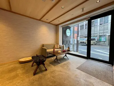 a living room with a couch and a table at \u4e1c\u4eac#3\u6574\u5957\u623f\u6e90\u8fd1\u6c60\u888b\u65b0\u5bbf\u72ec\u7acb\u6d17\u624b\u95f4\u53a8\u623f\u53cc\u5e8a\u53ef\u4f4f2\u52303\u4eba in Tokyo