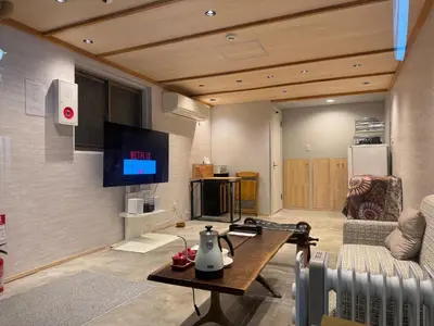 a living room with a couch and a tv at \u4e1c\u4eac#3\u6574\u5957\u623f\u6e90\u8fd1\u6c60\u888b\u65b0\u5bbf\u72ec\u7acb\u6d17\u624b\u95f4\u53a8\u623f\u53cc\u5e8a\u53ef\u4f4f2\u52303\u4eba in Tokyo