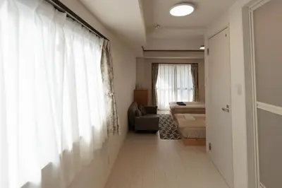 a hallway with a room with a bed and a window at \u4e1c\u4eac#3\u6574\u5957\u623f\u6e90\u8fd1\u6c60\u888b\u65b0\u5bbf\u72ec\u7acb\u6d17\u624b\u95f4\u53a8\u623f\u53cc\u5e8a\u53ef\u4f4f2\u52303\u4eba in Tokyo
