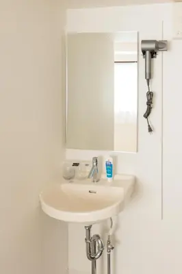 a bathroom with a white sink and a mirror at \u4e1c\u4eac#3\u6574\u5957\u623f\u6e90\u8fd1\u6c60\u888b\u65b0\u5bbf\u72ec\u7acb\u6d17\u624b\u95f4\u53a8\u623f\u53cc\u5e8a\u53ef\u4f4f2\u52303\u4eba in Tokyo