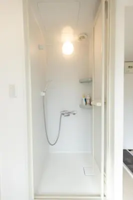 a shower in a bathroom with a glass door at \u4e1c\u4eac#3\u6574\u5957\u623f\u6e90\u8fd1\u6c60\u888b\u65b0\u5bbf\u72ec\u7acb\u6d17\u624b\u95f4\u53a8\u623f\u53cc\u5e8a\u53ef\u4f4f2\u52303\u4eba in Tokyo