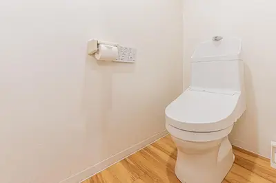 a bathroom with a toilet with a roll of toilet paper at \u65c5\u5c4b \u8981\u753a\u516c\u5bd3,\u65e0\u7535\u68af in Tokyo