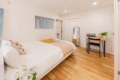 a white bedroom with a bed and a desk at \u65c5\u5c4b \u8981\u753a\u516c\u5bd3,\u65e0\u7535\u68af in Tokyo