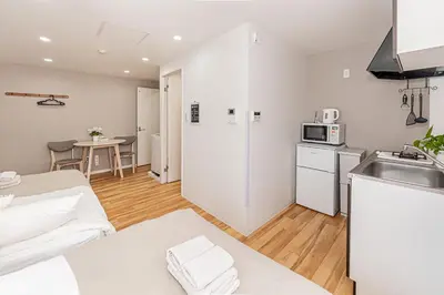 a room with a kitchen with a sink and a microwave at \u65c5\u5c4b \u8981\u753a\u516c\u5bd3,\u65e0\u7535\u68af in Tokyo