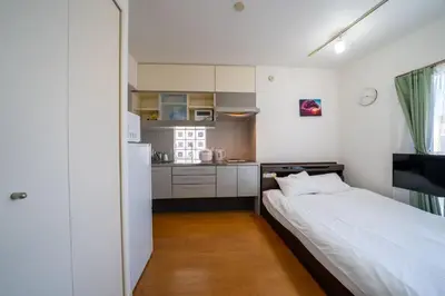 a small bedroom with a bed and a kitchen at 3B SHIBUYA Cozy Bright Apartment, 28sqm, free wifi, MAX 5PP in Tokyo