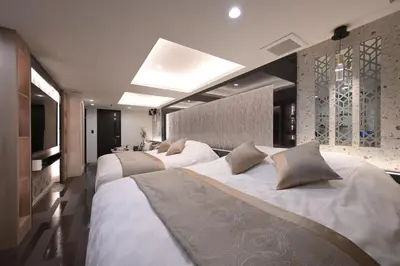 a bedroom with two beds with white sheets and pillows at HOTEL MINATO Azabu-juban in Tokyo