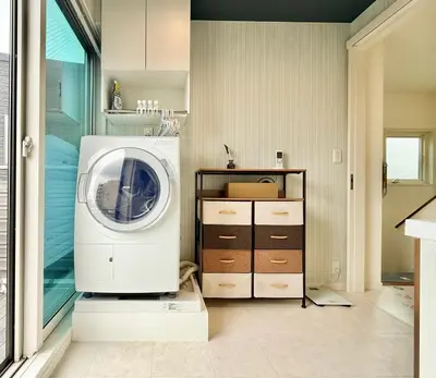 a washing machine is sitting in a room at Sun inn \u4eac\u5cf6 in Tokyo