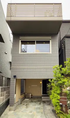 a house with a large window on the side of it at Sun inn \u4eac\u5cf6 in Tokyo