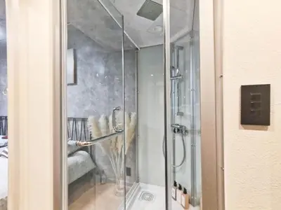 a shower with a glass door in a room at PA Shinjuku St a-9mins -Higashishinjuku subway-5mins-\u65b0\u5bbf-\u6b65\u884c\u4f0a\u52bf\u4e398\u5206-MAX4p in Tokyo