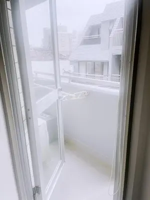 a sliding glass door with a view of a house at ksi\u5357\u5e38\u76e4\u53f0301 in Tokyo