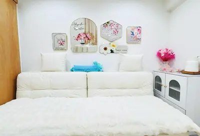 a white room with a white couch and flowers on the wall at Jr\u5c71\u624b\u7dda\u6c60\u888b\u99c5\u5f92\u6b656\u5206\u5168\u65b0\u88c5\u4fee\u4e24\u5c45\u5ba4\u516c\u5bd3 in Tokyo