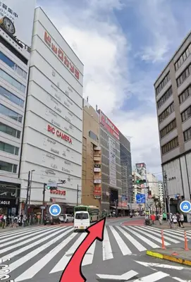 a white van driving down a street in a city at Jr\u5c71\u624b\u7dda\u6c60\u888b\u99c5\u5f92\u6b656\u5206\u5168\u65b0\u88c5\u4fee\u4e24\u5c45\u5ba4\u516c\u5bd3 in Tokyo