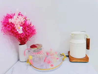 a vase of flowers and a vase of pink flowers at Jr\u5c71\u624b\u7dda\u6c60\u888b\u99c5\u5f92\u6b656\u5206\u5168\u65b0\u88c5\u4fee\u4e24\u5c45\u5ba4\u516c\u5bd3 in Tokyo