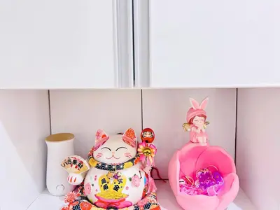 a shelf with a doll and other toys on it at Jr\u5c71\u624b\u7dda\u6c60\u888b\u99c5\u5f92\u6b656\u5206\u5168\u65b0\u88c5\u4fee\u4e24\u5c45\u5ba4\u516c\u5bd3 in Tokyo