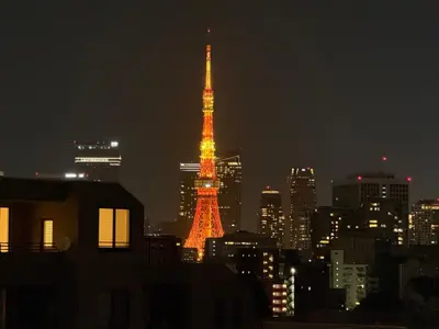 a view of the eiffel tower lit up at night at 7th floor 701 with elevator 40 square meters in the port area, close to Tokyo Tower, direct access to Haneda Airport in Tokyo