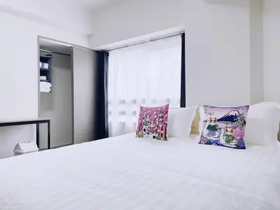 a bedroom with a large white bed with pillows at ksi\u5357\u5e38\u76e4\u53f0302 in Tokyo